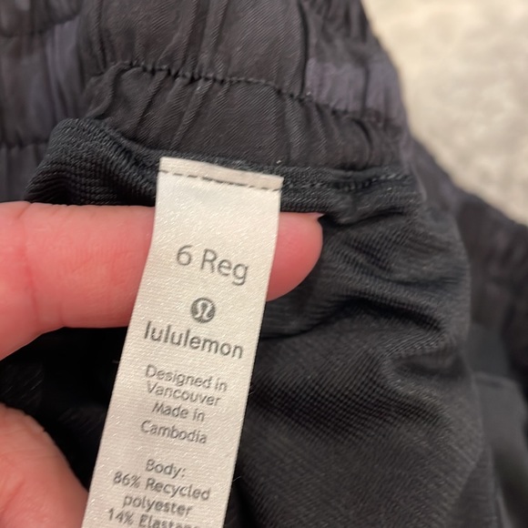 Lululemon black camo Hotty Hot Low-Rise Lined Short 2.5" in size 6 - Picture 6 of 6